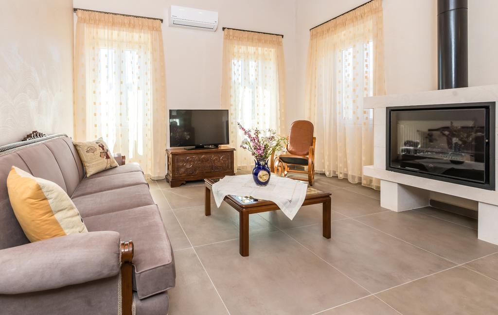 Villa Callisto- Elegant Restored Villa With Pool Yírion 외부 사진