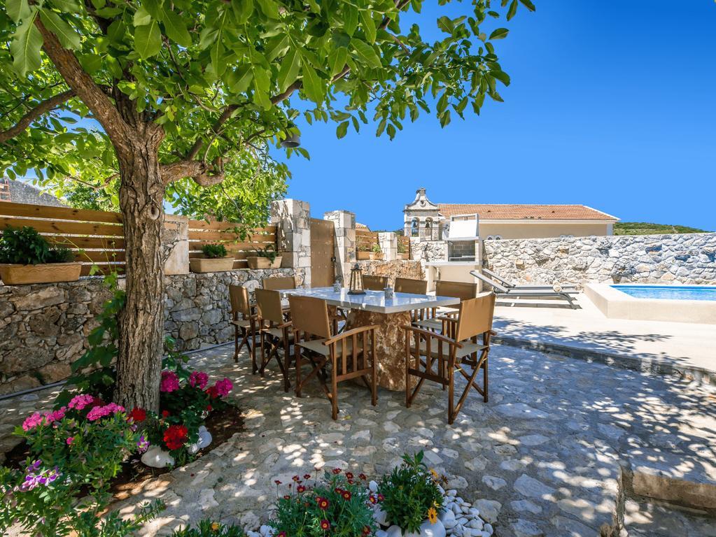 Villa Callisto- Elegant Restored Villa With Pool Yírion 외부 사진