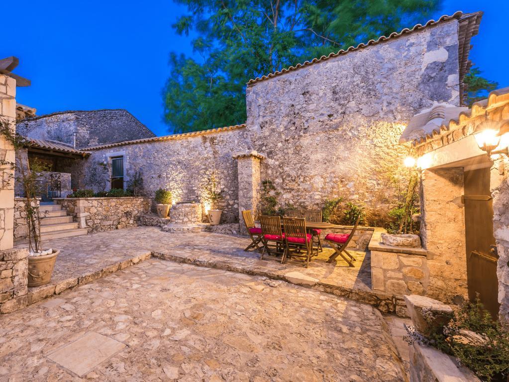 Villa Callisto- Elegant Restored Villa With Pool Yírion 외부 사진