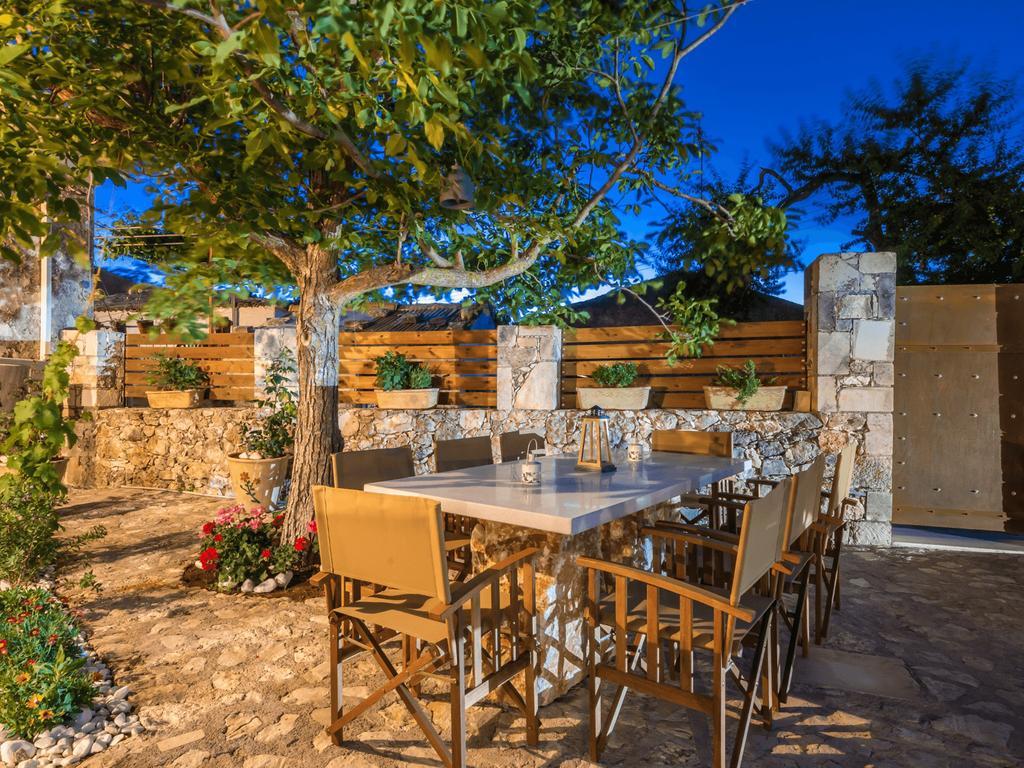 Villa Callisto- Elegant Restored Villa With Pool Yírion 외부 사진